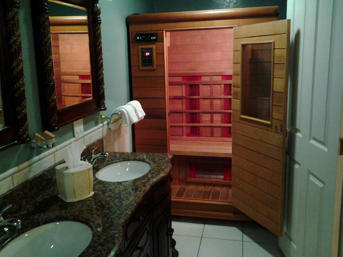 Deluxe Queen Suite with Spa Bath
